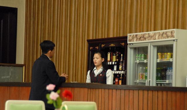 平壤酒店里的另一种风景 高颜值高学历的女服务员们